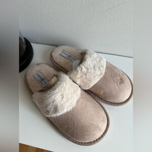 Light beige home faux fur very soft and comfortable slippers in size 6.5